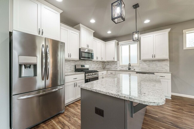 Building Photo - Stunning Salmon Creek Gem for Rent! - 3 Be...
