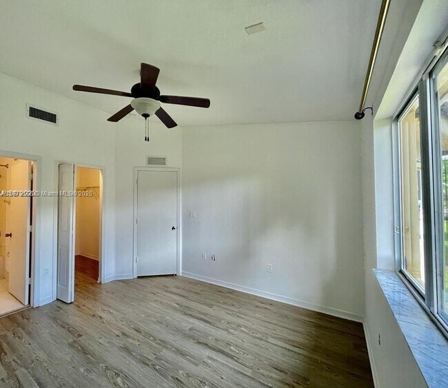 Building Photo - 975 NE 33rd Terrace