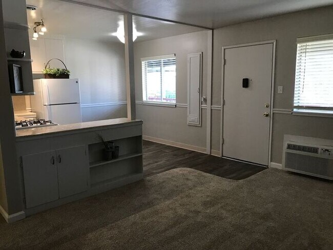 Building Photo - Charming Upstairs 2 Bedroom~ Very Charming...