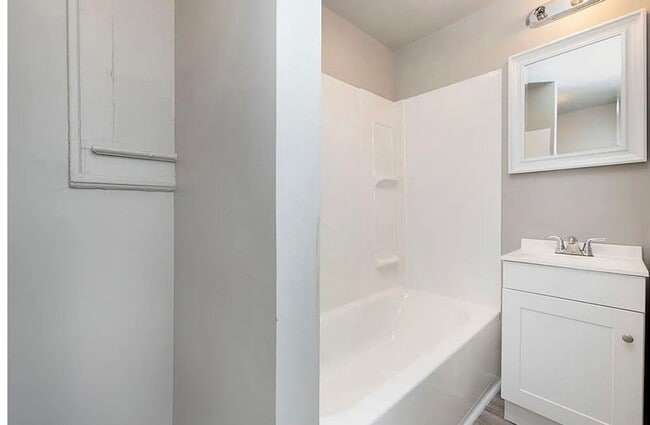 Building Photo - 241 S Temple Ave