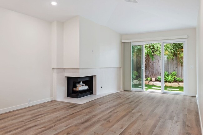 Building Photo - Welcome to this charming 2-bedroom, 1.5-ba...