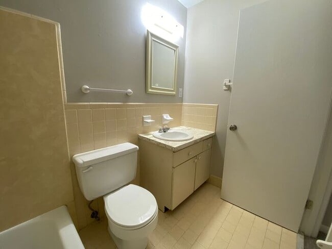 Building Photo - Remodeled 1 Bedroom Apartment!!! Walk to t...
