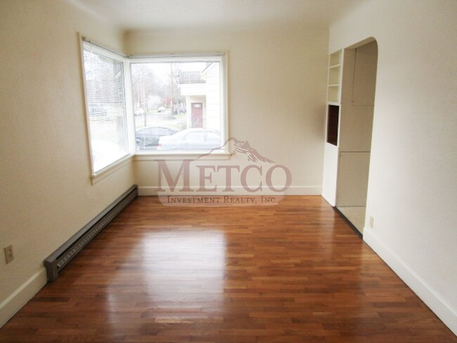 Building Photo - Fantastic 4 bedroom close to U of O