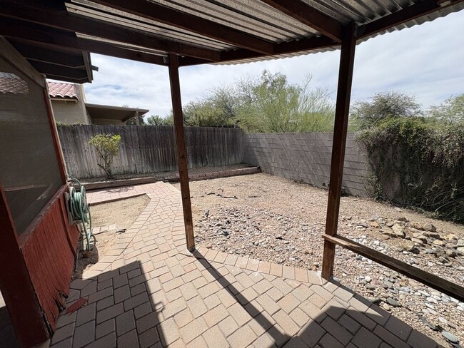 Building Photo - Eastside townhome, convenient location