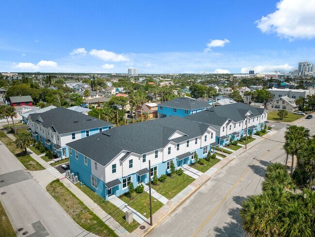 Building Photo - Stunning 3 Bedroom 2.5 Bath Beachside Town...