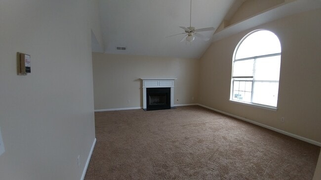 Building Photo - Great In-Law Suite Property - Master on Up...