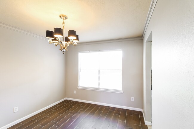 Building Photo - 4342 Lakewood Dr