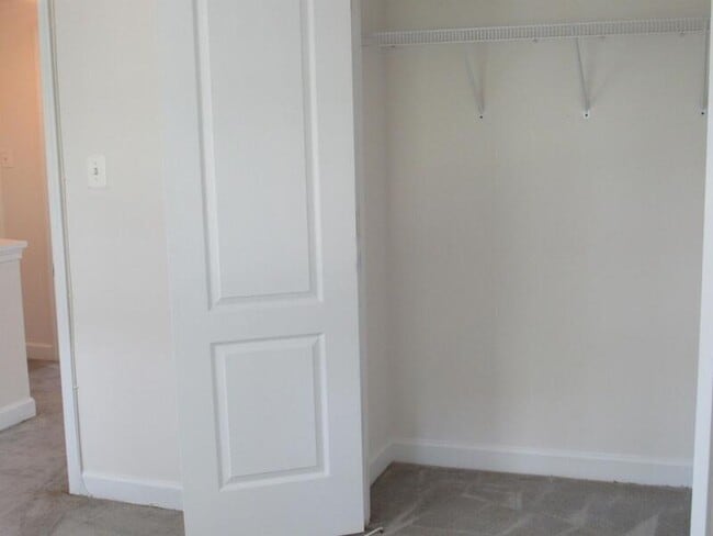 Building Photo - 2 Bedroom Townhome with 1.5 bath Ready for...