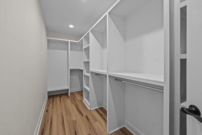 Building Photo - Stunning New Build!