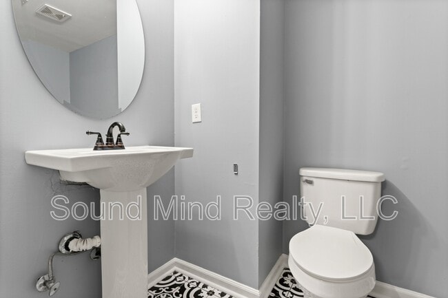Building Photo - 305 Golf Course Dr