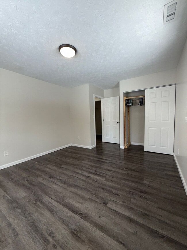 Building Photo - Modern & Spacious 3BR Home with Trendy Design Features and Large Yard! (NEAR TEAS VALLEY SCHOOL D...