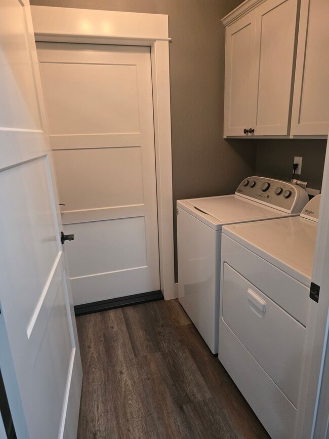 Building Photo - 3 bed 2 bath  Home for Rent in Grants Pass