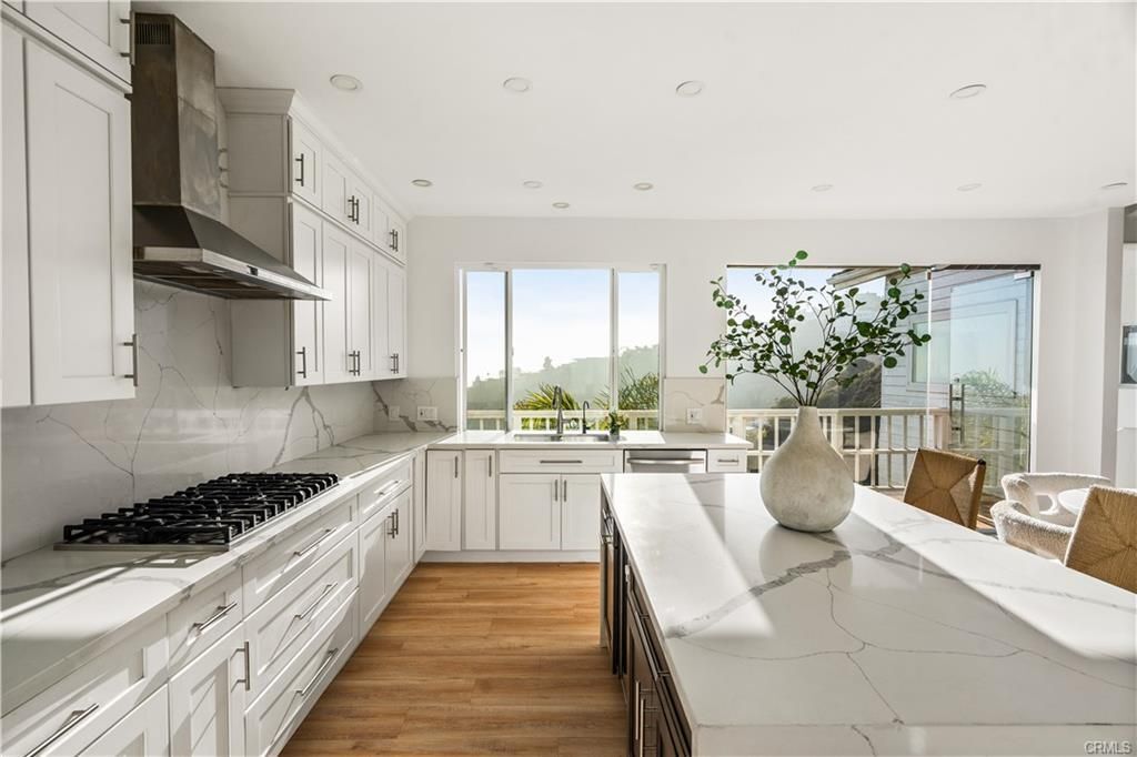 Building Photo - 2019 Sunset Plaza Dr