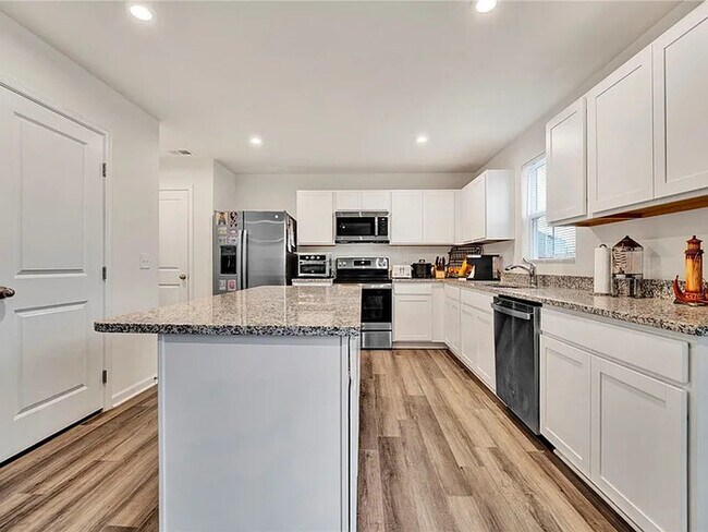 Building Photo - 5 Bedrooms 2.5 Bedrooms