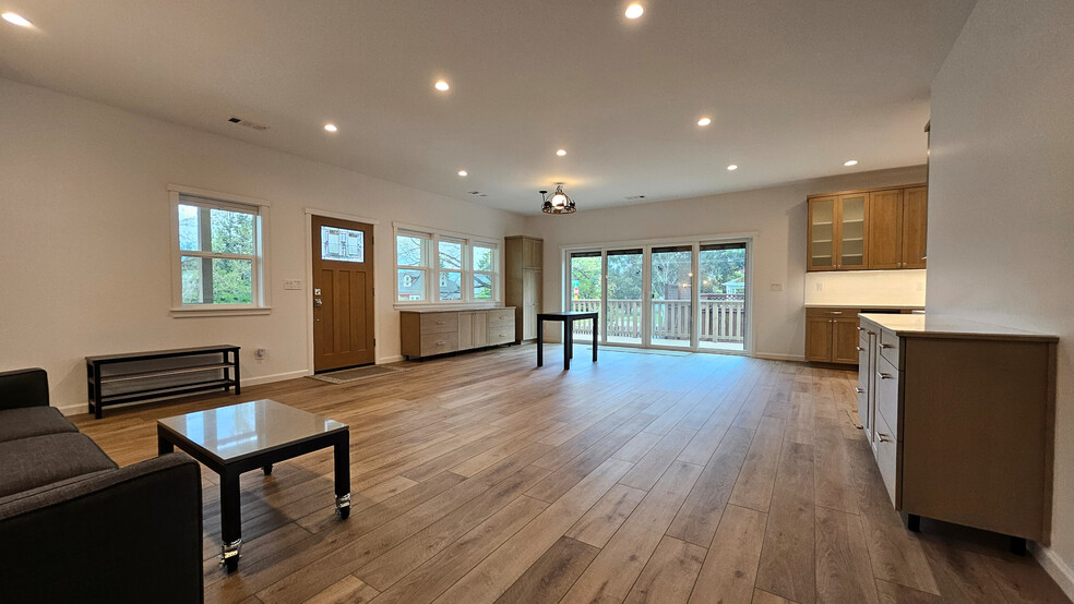 Dining room - 882 B St