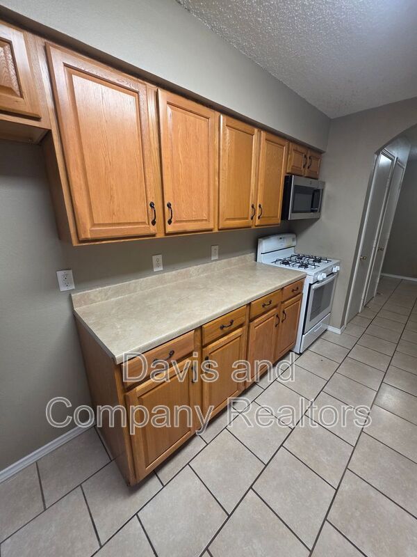 Building Photo - 707 Devonian Dr