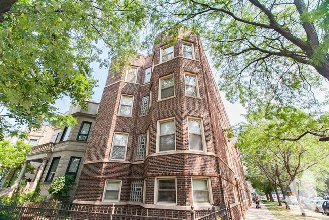 Building Photo - 1212 W Waveland Ave