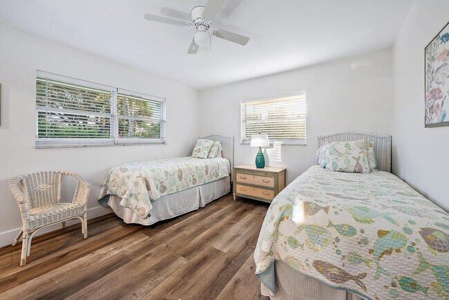 Building Photo - 305 Country Club Dr