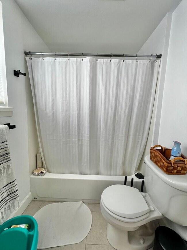 Building Photo - Update 4 Bed 2 Bath House in Old Town! Ava...