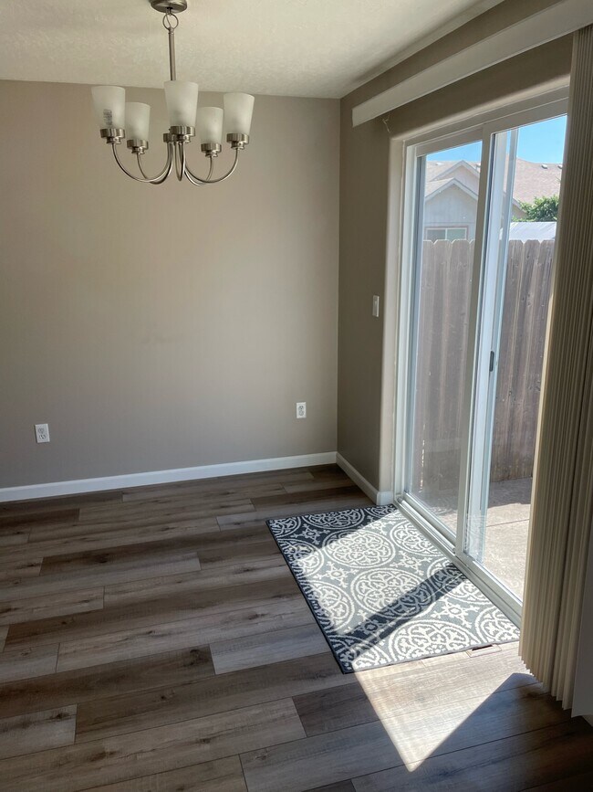 Dining Room - 832 Umpqua St