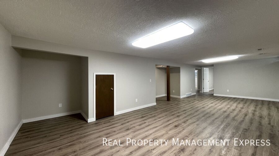Building Photo - Newly Renovated 5 Bed Home w/ 2-Stall Garage