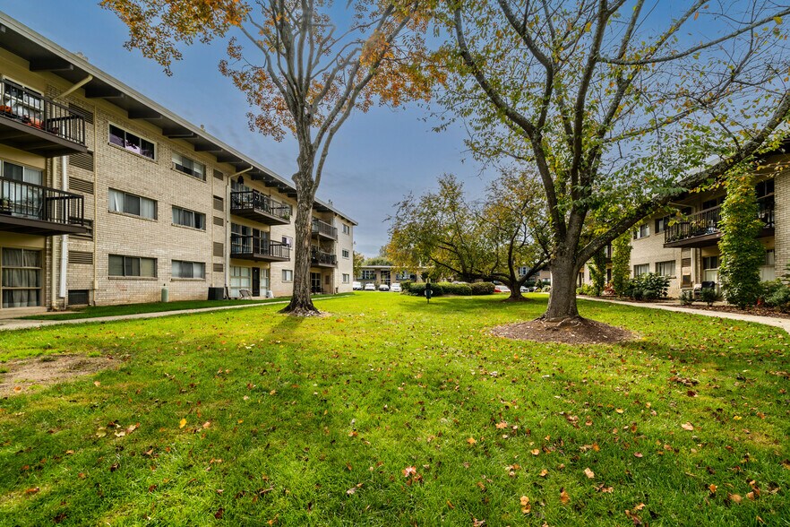 Building Photo - 4965 Americana Dr