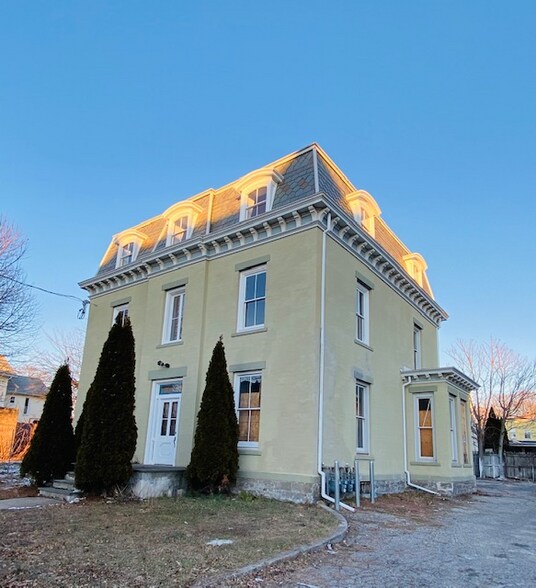 Building Photo - 272 William St