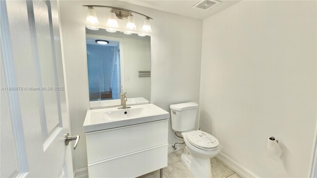 Building Photo - 501 Racquet Club Rd