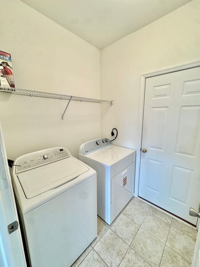 Building Photo - THREE BEDROOM TOWNHOME- PARKLAND SCHOOLS