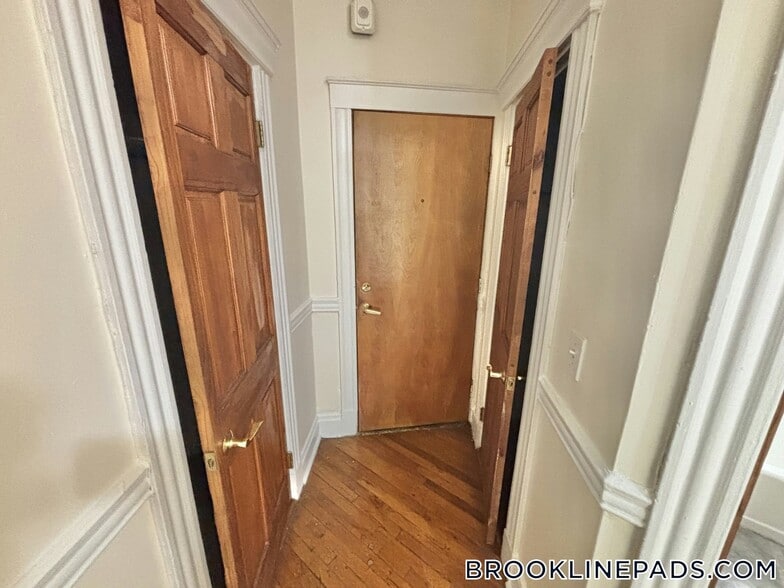 Building Photo - 352 Riverway