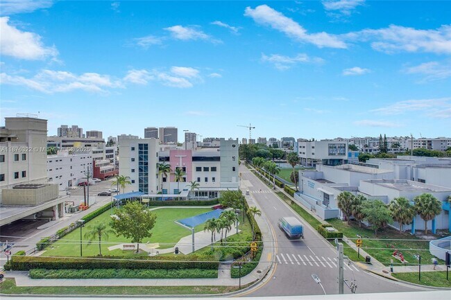 Building Photo - 9500 W Bay Harbor Dr