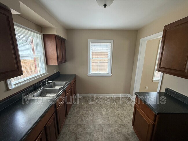 Building Photo - 1445 Catherine St