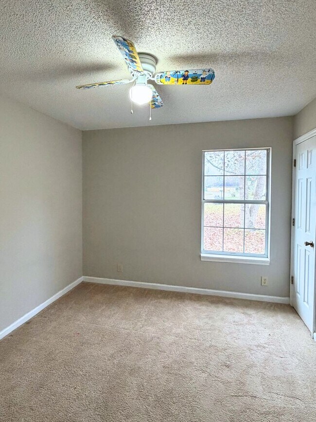 Building Photo - 4/2 with LARGE fenced in yard and recently renovated!