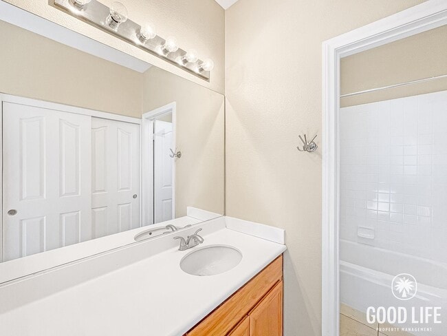 Building Photo - Spacious Torrey View Home with Flexible Floorplan in Gated Community