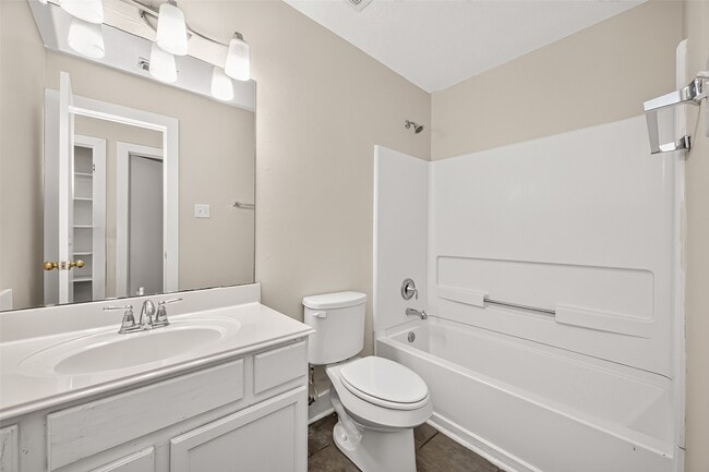 Building Photo - 18174 Woodsdale Ct