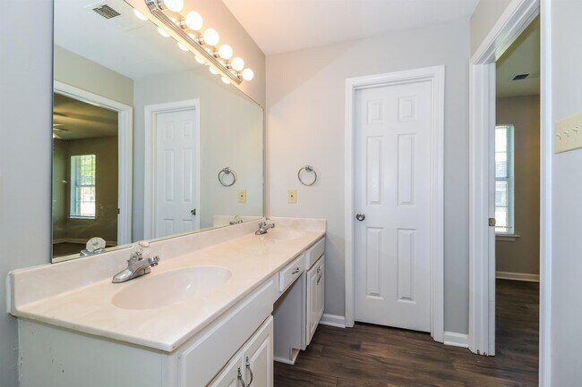Building Photo - 8112 Country Mill Cove