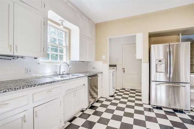 Building Photo - "Charming 3-Bedroom Home on University Blvd – Spacious 2402 Sq Ft with 2 Full Baths in Prime Univ...