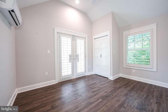 Building Photo - 2314 N Kenmore St