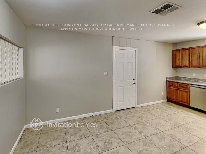 Building Photo - 5318 W Windsor Ave