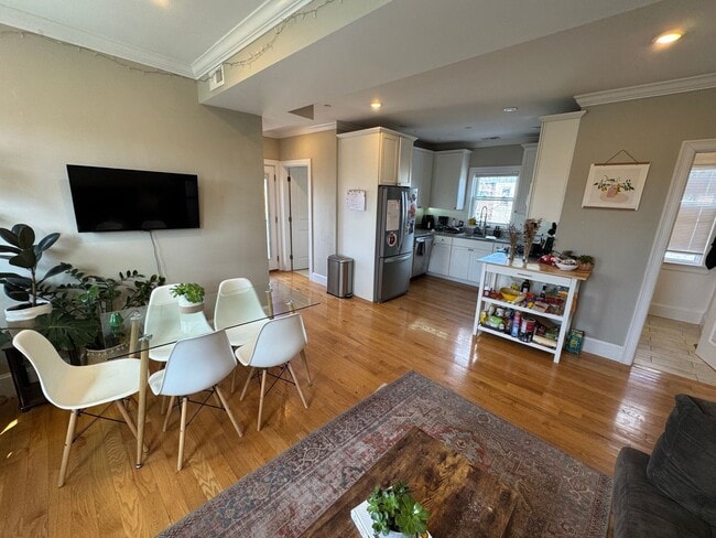 Building Photo - 9/1 Fully renovated 5BR/2BA in Cambridgeport/Central Sq area!
