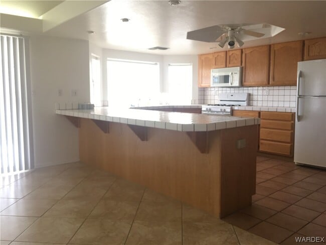 Building Photo - 2523 Country Club Dr