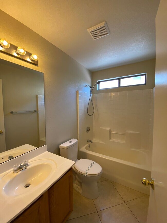 Building Photo - Spacious 4 bedroom home in Peoria!