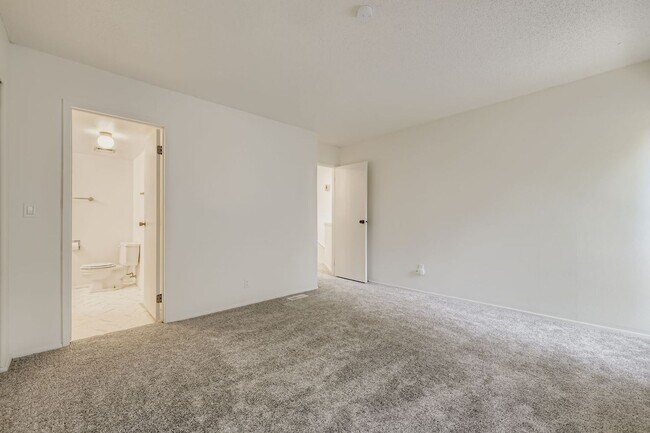 Building Photo - Fully-Remodeled 3 Bed 2.5 Bath Kirkland Home!