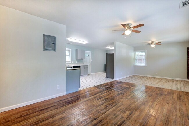 Building Photo - Nice Three Bedroom Single Family - Fenced ...