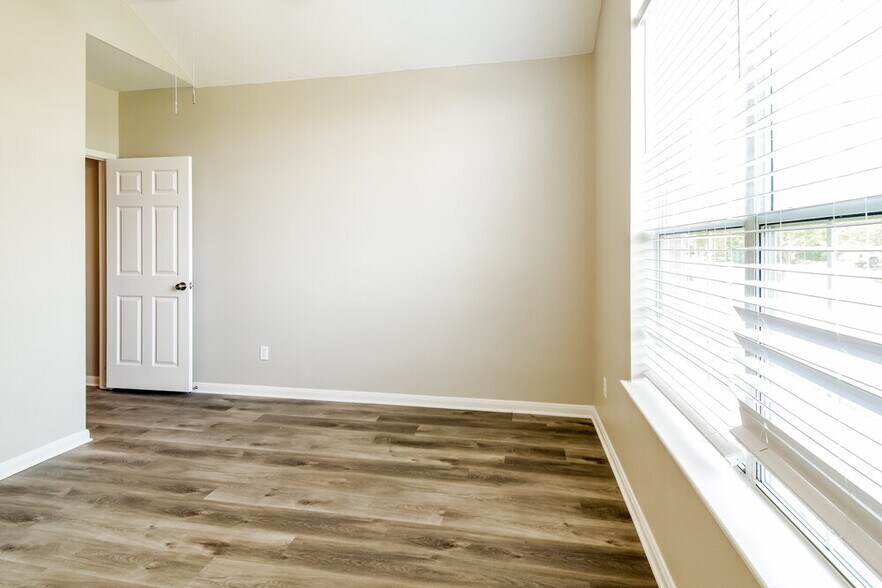 Building Photo - 403 Cedar Lake Dr