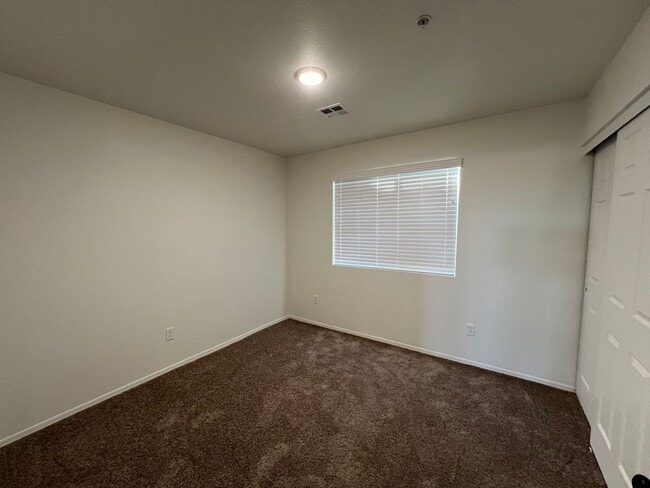 Building Photo - NEWER TOWNHOME!