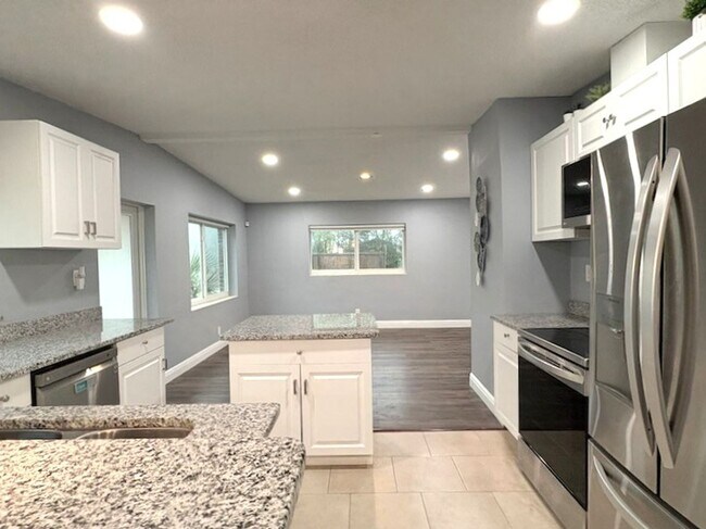 Building Photo - Beautifully Updated DeLand Home with Huge Fenced Backyard!!!