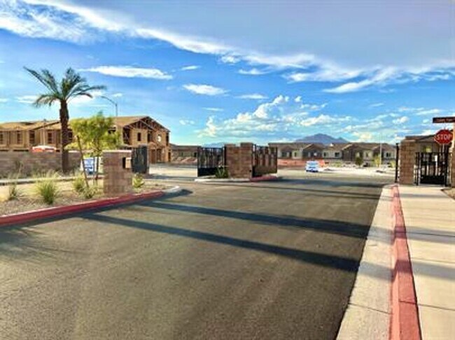 Building Photo - 3 Bedroom 2.5 Bathroom Townhome - Pet Friendly.
