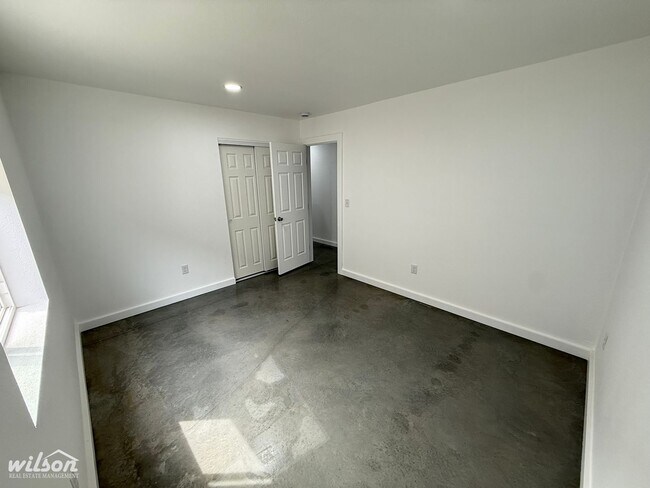 Building Photo - 2507-2509 S 47th Ave