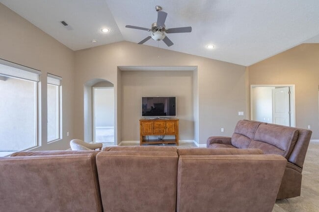 Building Photo - Bright & Beautiful 2 Bedroom Home in Sun R...
